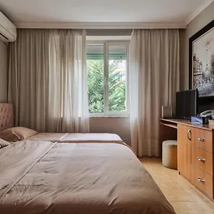 https://cozy-apartment-near-city-center-tirana.hotels-in-tirana.com